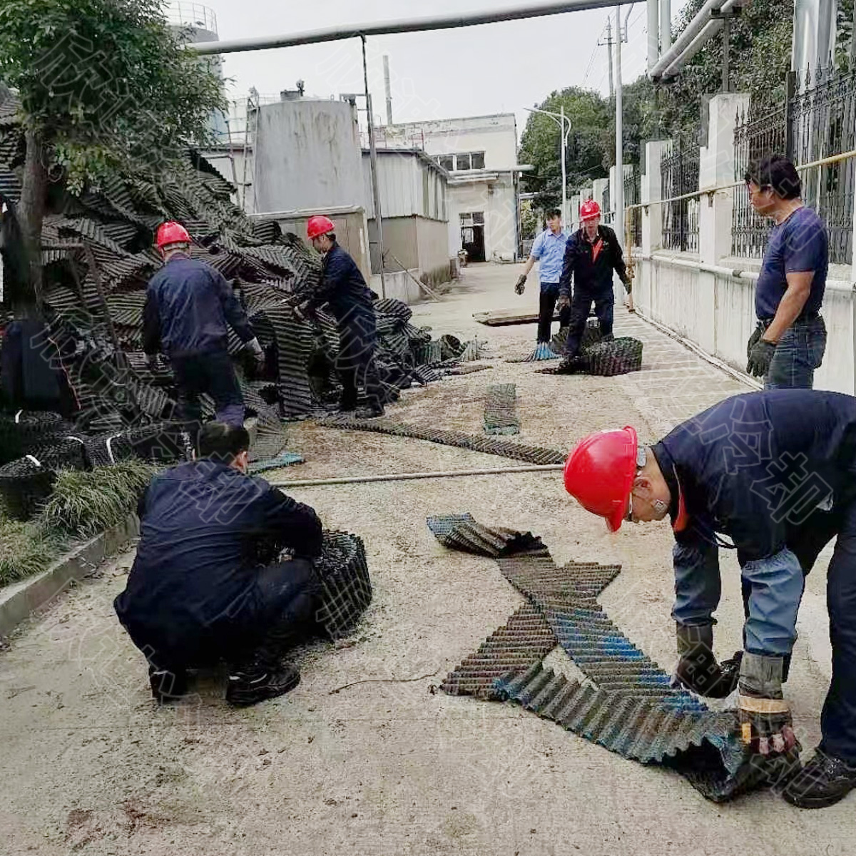 仪征1000吨圆塔更换填料现场